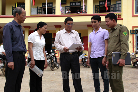 Lãnh đạo xã Minh Quán trao đổi các ý kiến của nhân dân hướng về ngày bầu cử.
